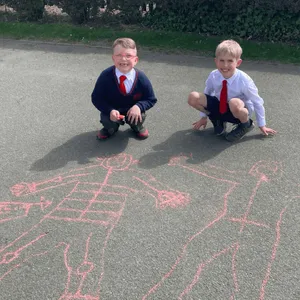 🦴 Our Year 3 pupils began an exciting new topic on the Human Body.🧠 The pupils had a fantastic time showing what they already know by drawing each other's skeletons on the playground.🎨 What a fun and creative way to get learning started!#RedHouseSchool #ScienceLesson #AnEducationEnjoyed #JuniorSchool #Norton #IndependentSchool